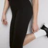 Korkeavyötäröiset, sileät ja tukevat capri-leggingsit