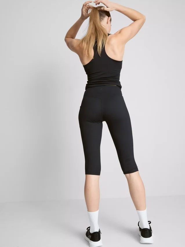 Korkeavyötäröiset, sileät ja tukevat capri-leggingsit