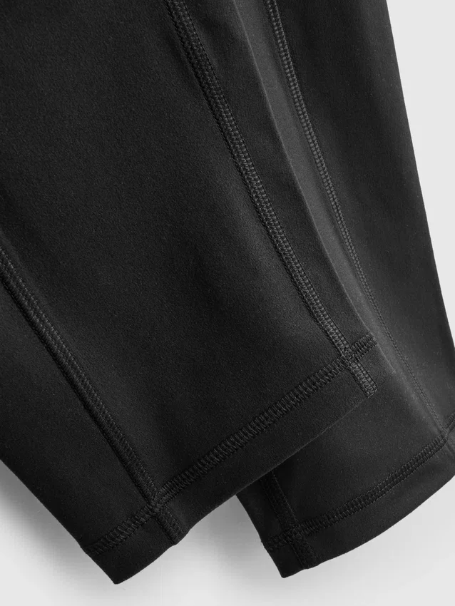 Korkeavyötäröiset, sileät ja tukevat capri-leggingsit