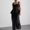 Kreppinen peplum-toppi, jossa on sydämenmuotoinen pääntie