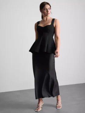 Kreppinen peplum-toppi, jossa on sydämenmuotoinen pääntie