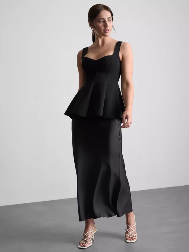 Kreppinen peplum-toppi, jossa on sydämenmuotoinen pääntie