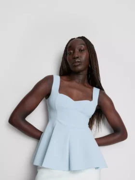 Kreppinen peplum-toppi, jossa on sydämenmuotoinen pääntie