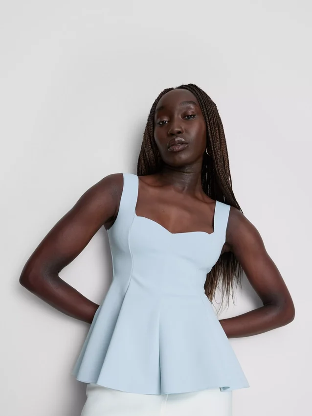 Kreppinen peplum-toppi, jossa on sydämenmuotoinen pääntie
