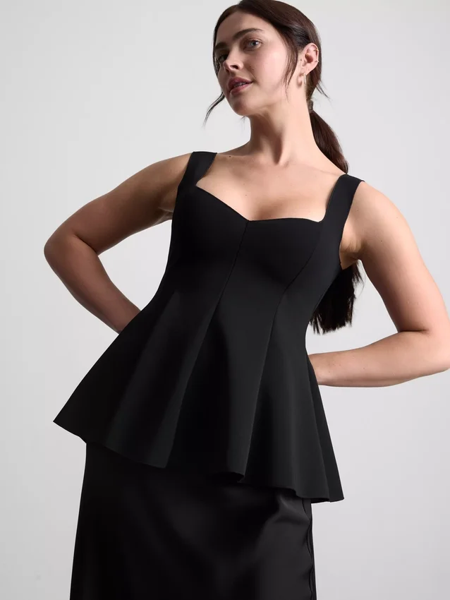 Kreppinen peplum-toppi, jossa on sydämenmuotoinen pääntie