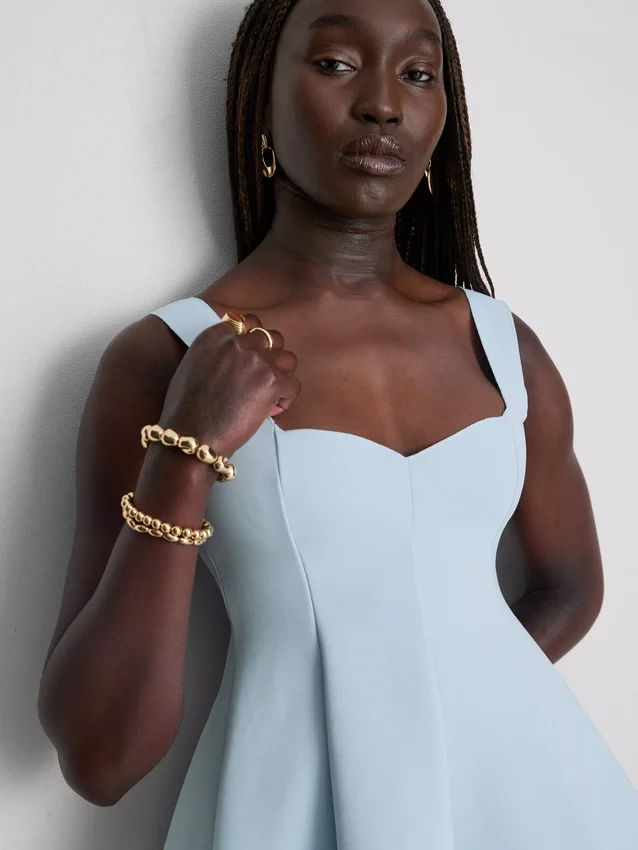 Kreppinen peplum-toppi, jossa on sydämenmuotoinen pääntie