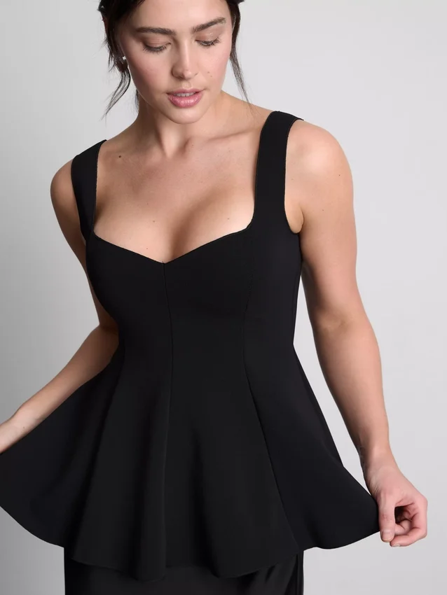 Kreppinen peplum-toppi, jossa on sydämenmuotoinen pääntie