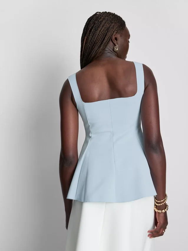 Kreppinen peplum-toppi, jossa on sydämenmuotoinen pääntie