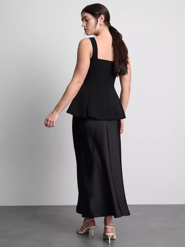 Kreppinen peplum-toppi, jossa on sydämenmuotoinen pääntie