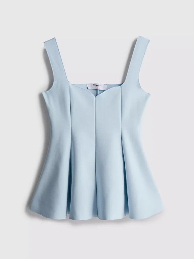 Kreppinen peplum-toppi, jossa on sydämenmuotoinen pääntie