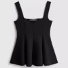 Kreppinen peplum-toppi, jossa on sydämenmuotoinen pääntie