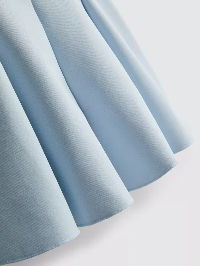 Kreppinen peplum-toppi, jossa on sydämenmuotoinen pääntie