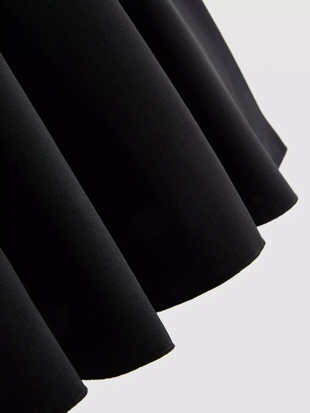 Kreppinen peplum-toppi, jossa on sydämenmuotoinen pääntie