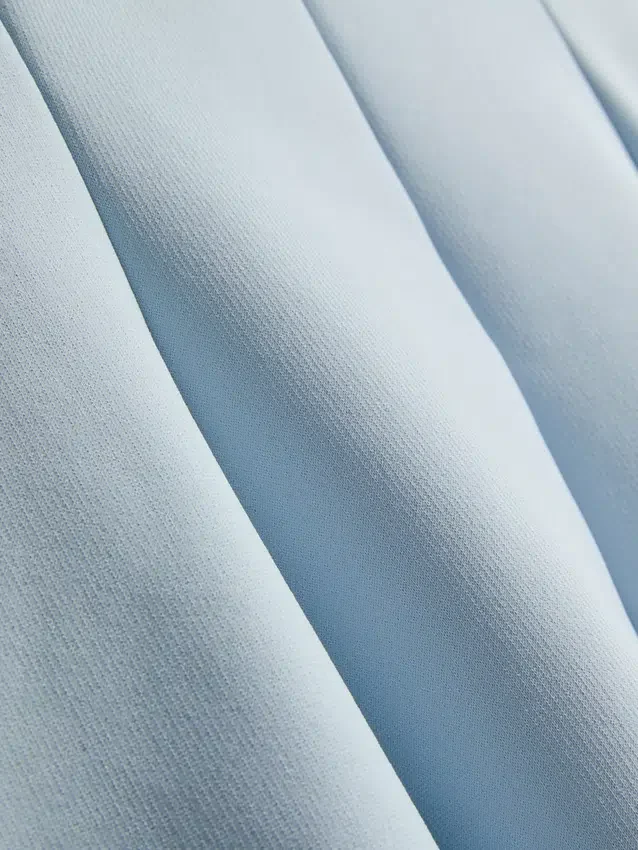 Kreppinen peplum-toppi, jossa on sydämenmuotoinen pääntie