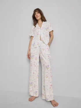 Kukka-kuvioiset, leveälahkeiset pyjamahousut