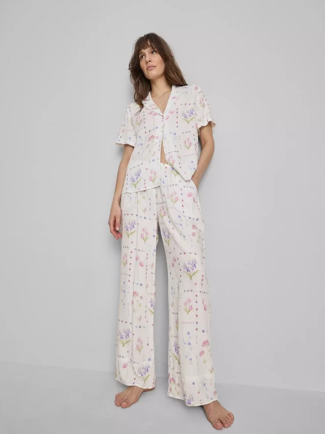 Kukka-kuvioiset, leveälahkeiset pyjamahousut