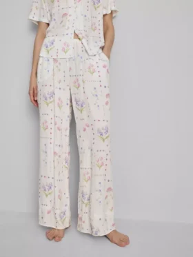 Kukka-kuvioiset, leveälahkeiset pyjamahousut