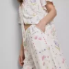 Kukka-kuvioiset, leveälahkeiset pyjamahousut