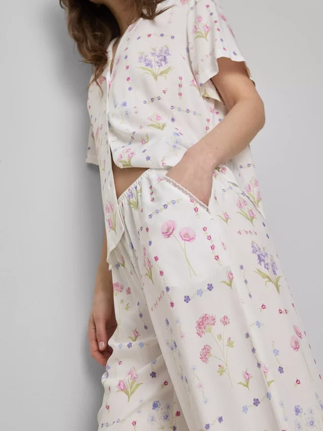 Kukka-kuvioiset, leveälahkeiset pyjamahousut