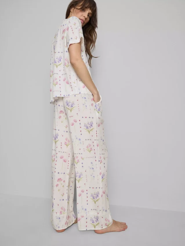 Kukka-kuvioiset, leveälahkeiset pyjamahousut