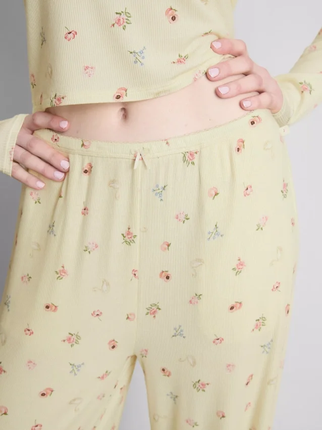 Kukkakuvioiset ribbineulotut pyjamahousut
