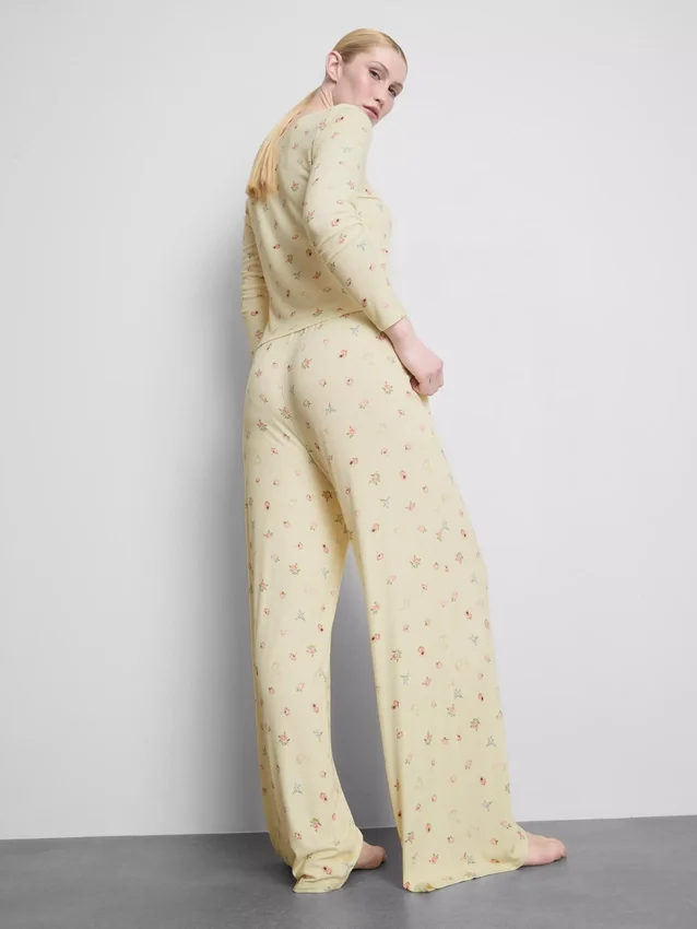 Kukkakuvioiset ribbineulotut pyjamahousut