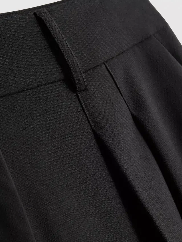 Laskostetut bermudashortsit