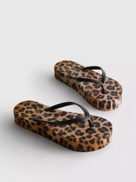 Leopardikuvioiset flatform-sandaalit