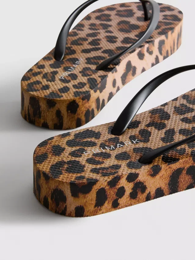 Leopardikuvioiset flatform-sandaalit