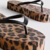 Leopardikuvioiset flatform-sandaalit