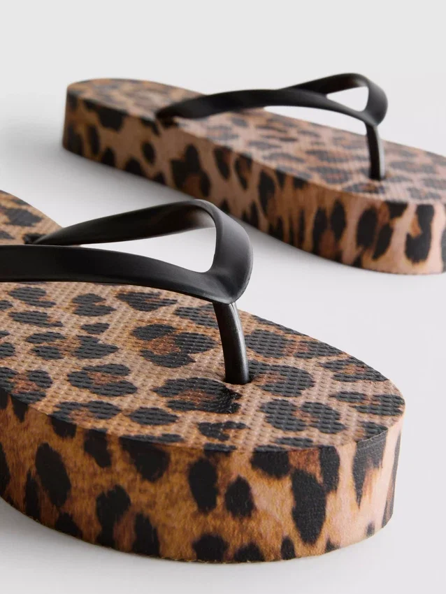 Leopardikuvioiset flatform-sandaalit
