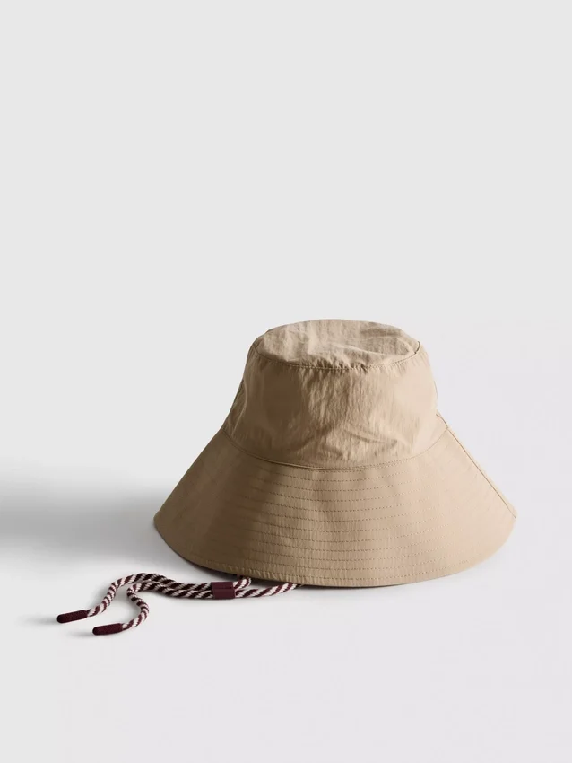 Leukahihnallinen bucket-hattu
