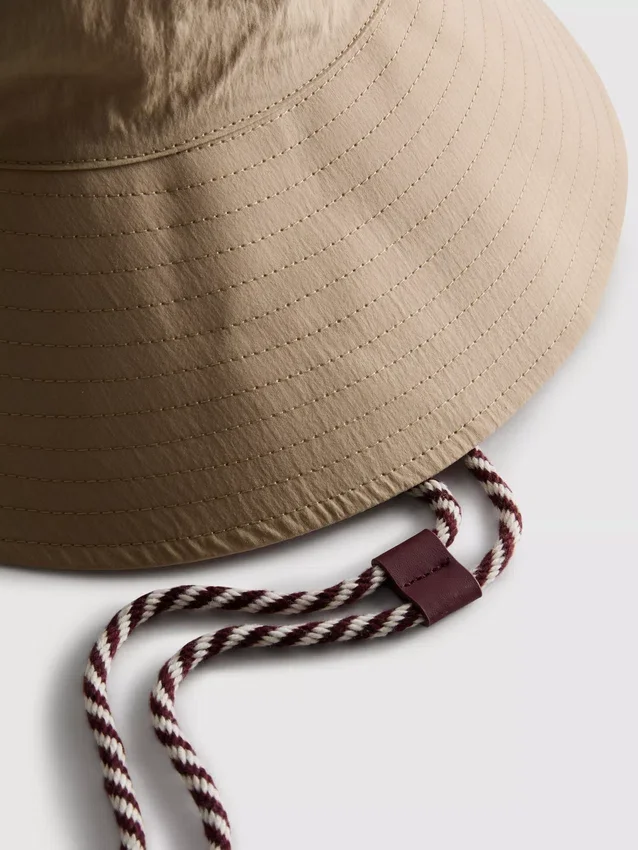 Leukahihnallinen bucket-hattu