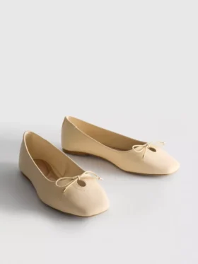 Leveä istuvuus, tekonahkaiset, neliönmuotoiset ballerina-liukukengät