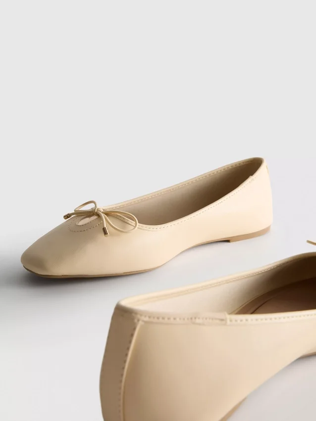 Leveä istuvuus, tekonahkaiset, neliönmuotoiset ballerina-liukukengät