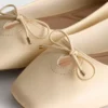 Leveä istuvuus, tekonahkaiset, neliönmuotoiset ballerina-liukukengät