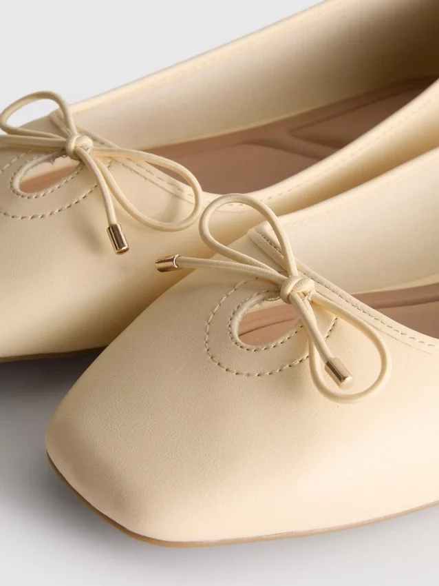 Leveä istuvuus, tekonahkaiset, neliönmuotoiset ballerina-liukukengät