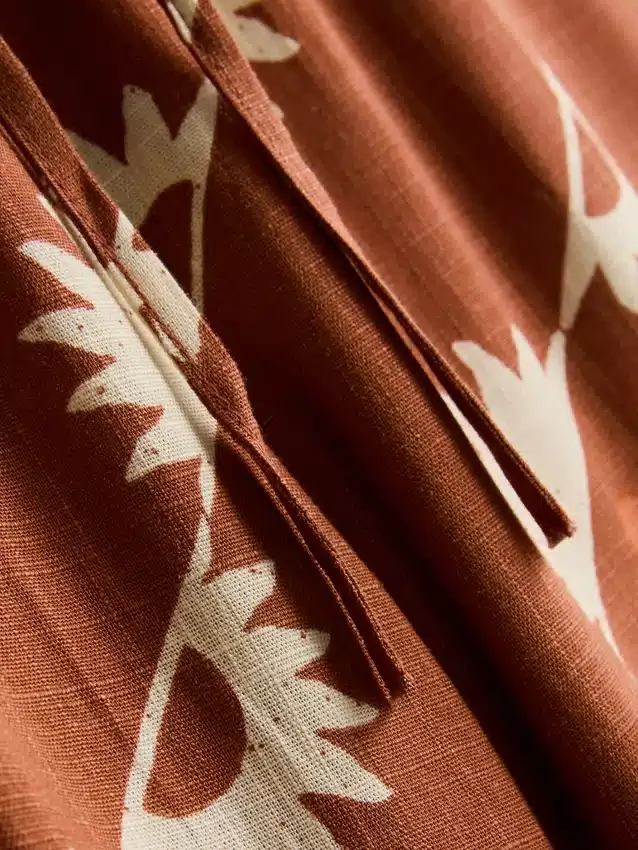 Leveälahkeiset kuviolliset housut