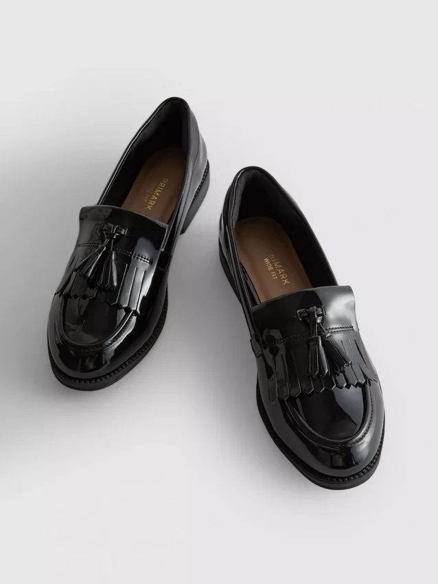 Leveät kiiltävät loaferit