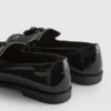 Leveät kiiltävät loaferit