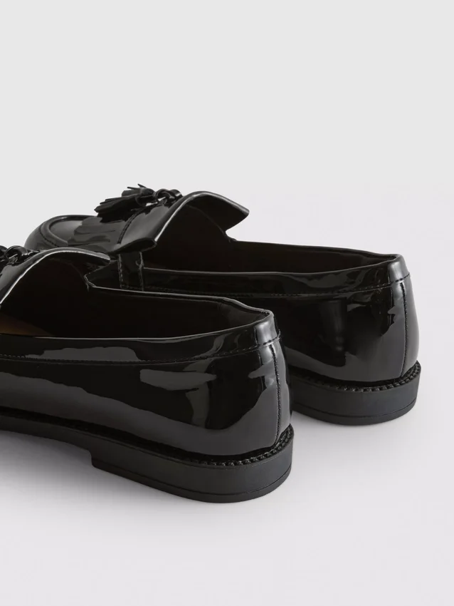 Leveät kiiltävät loaferit