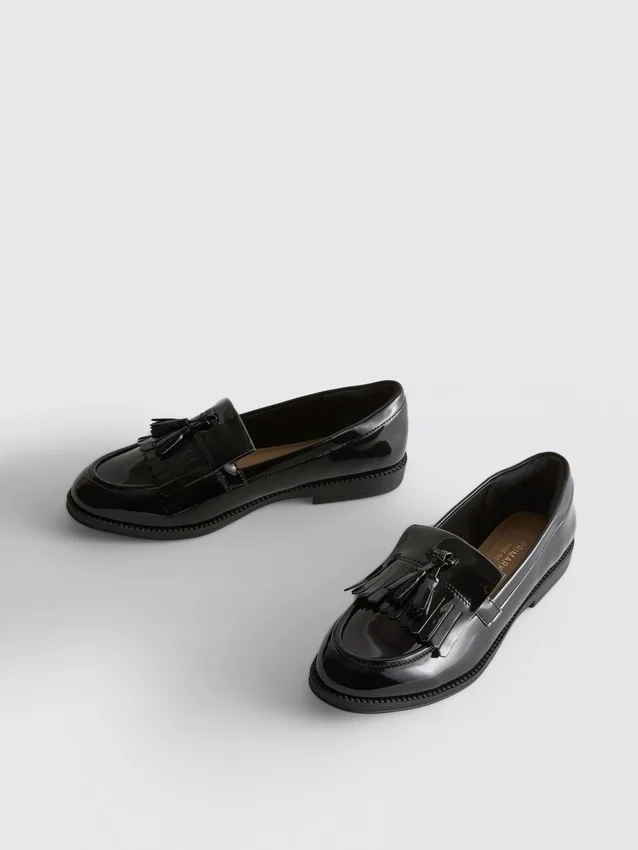 Leveät kiiltävät loaferit