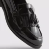 Leveät kiiltävät loaferit