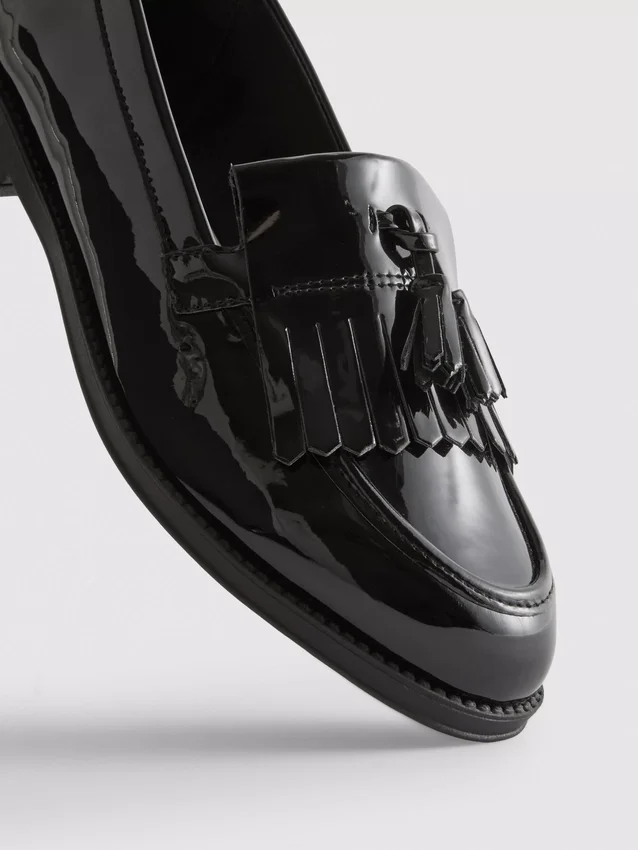 Leveät kiiltävät loaferit