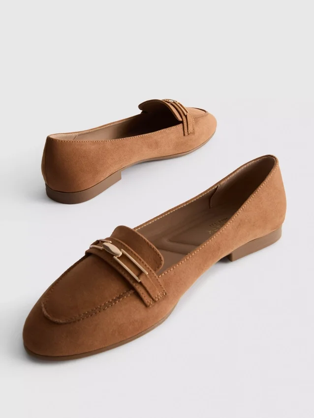 Leveät, matalavartiset loaferit