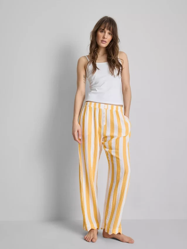 Love to Lounge -pyjamahousut, suorat lahkeet ja röyhelöt