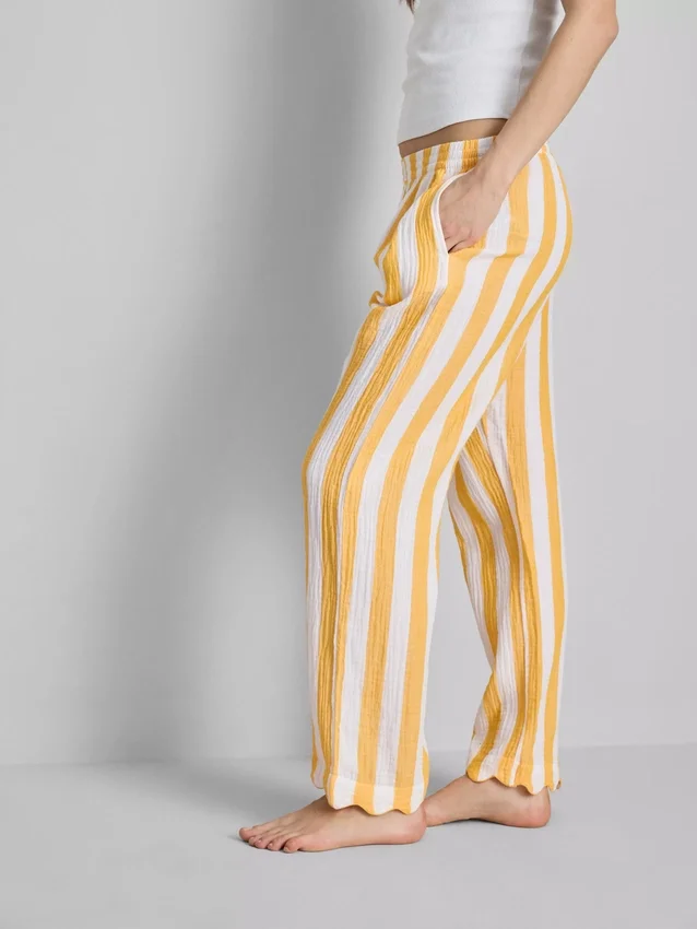 Love to Lounge -pyjamahousut, suorat lahkeet ja röyhelöt