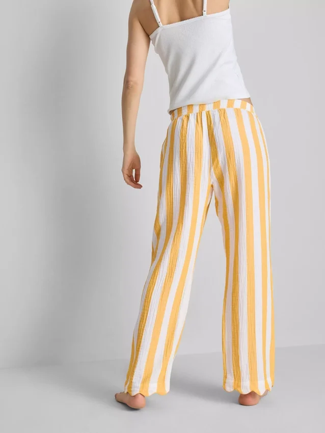 Love to Lounge -pyjamahousut, suorat lahkeet ja röyhelöt