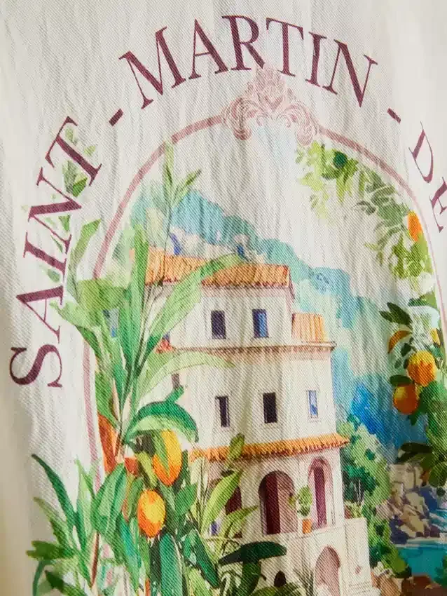Maisemakuvioinen kauluspaita, jossa on käänteinen kaulus