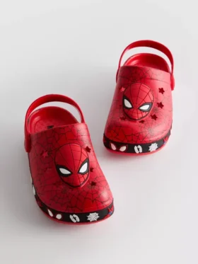 Marvel Spider-Man -valoa heijastavat puukengät